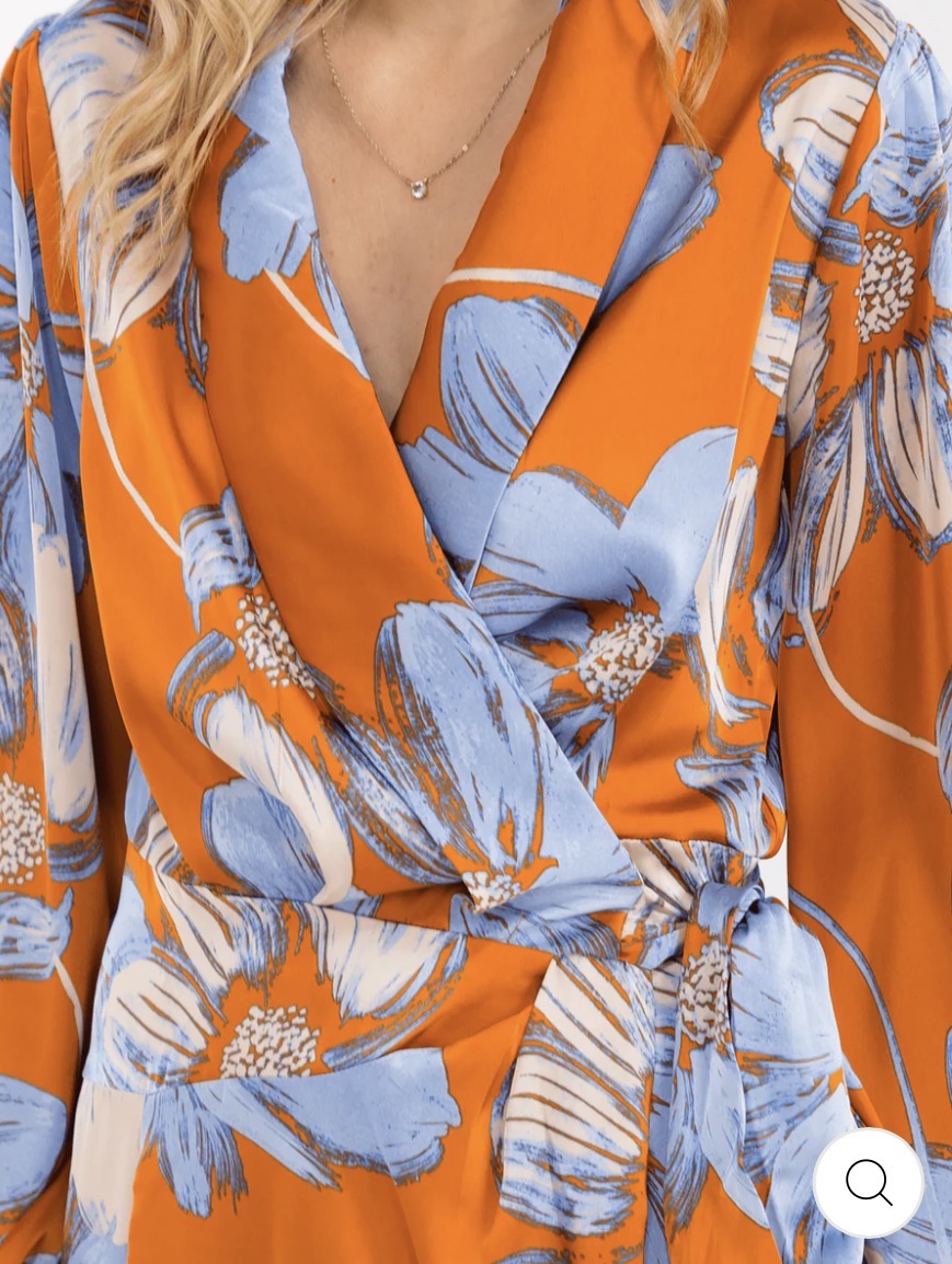 Vestido maxi anaranjado y azul para mujer de manga larga con estampado floral, diseño tipo wrap (cruzado) y lazo ajustable.