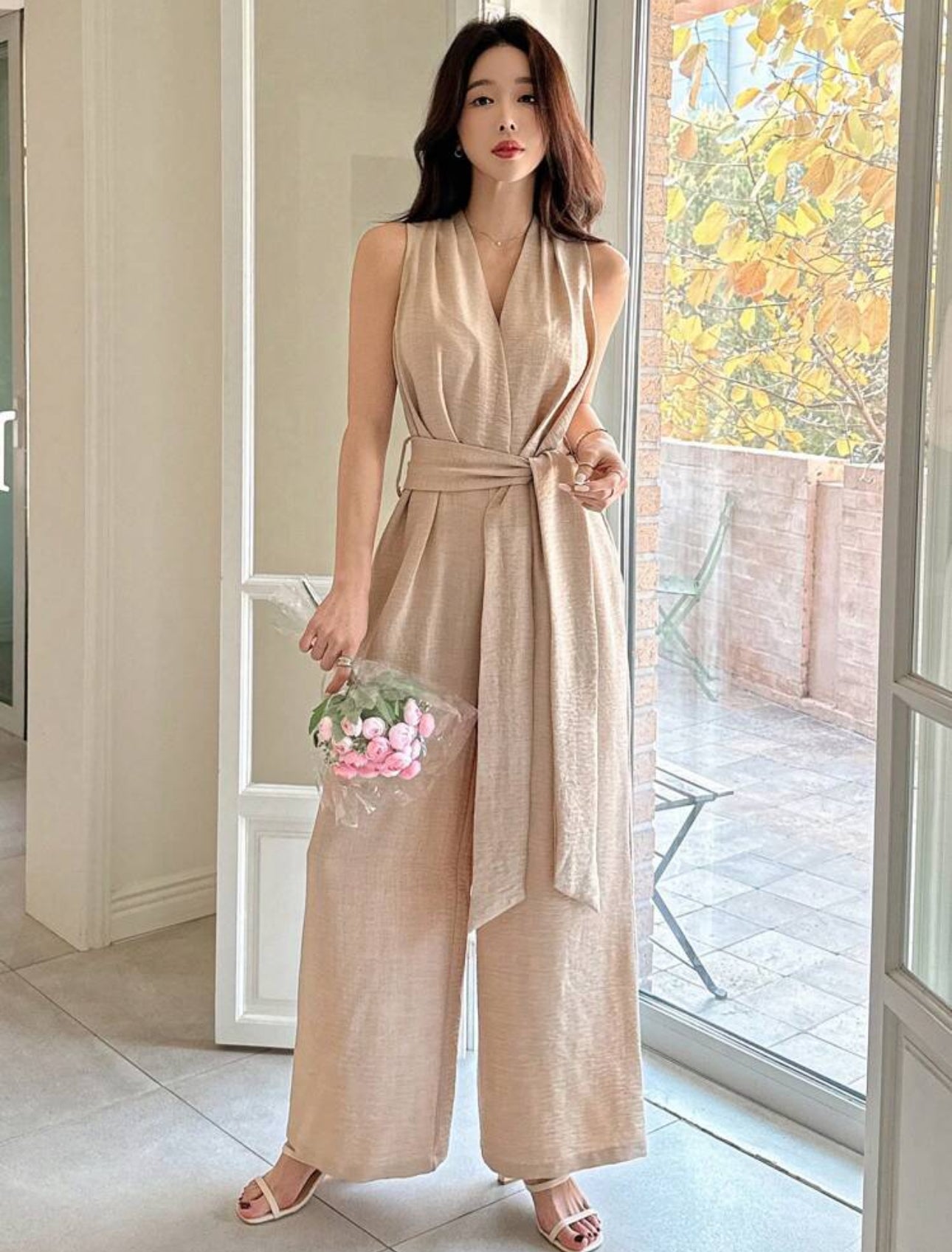Jumpsuit beige con cinturón colgado