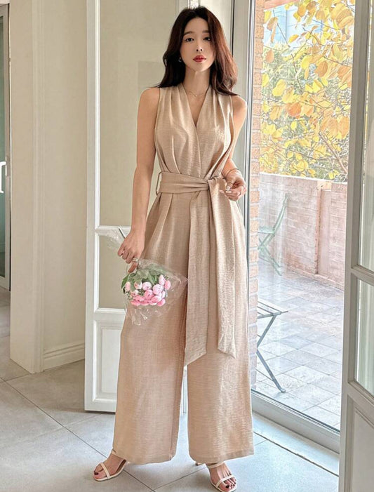 Jumpsuit beige con cinturón colgado
