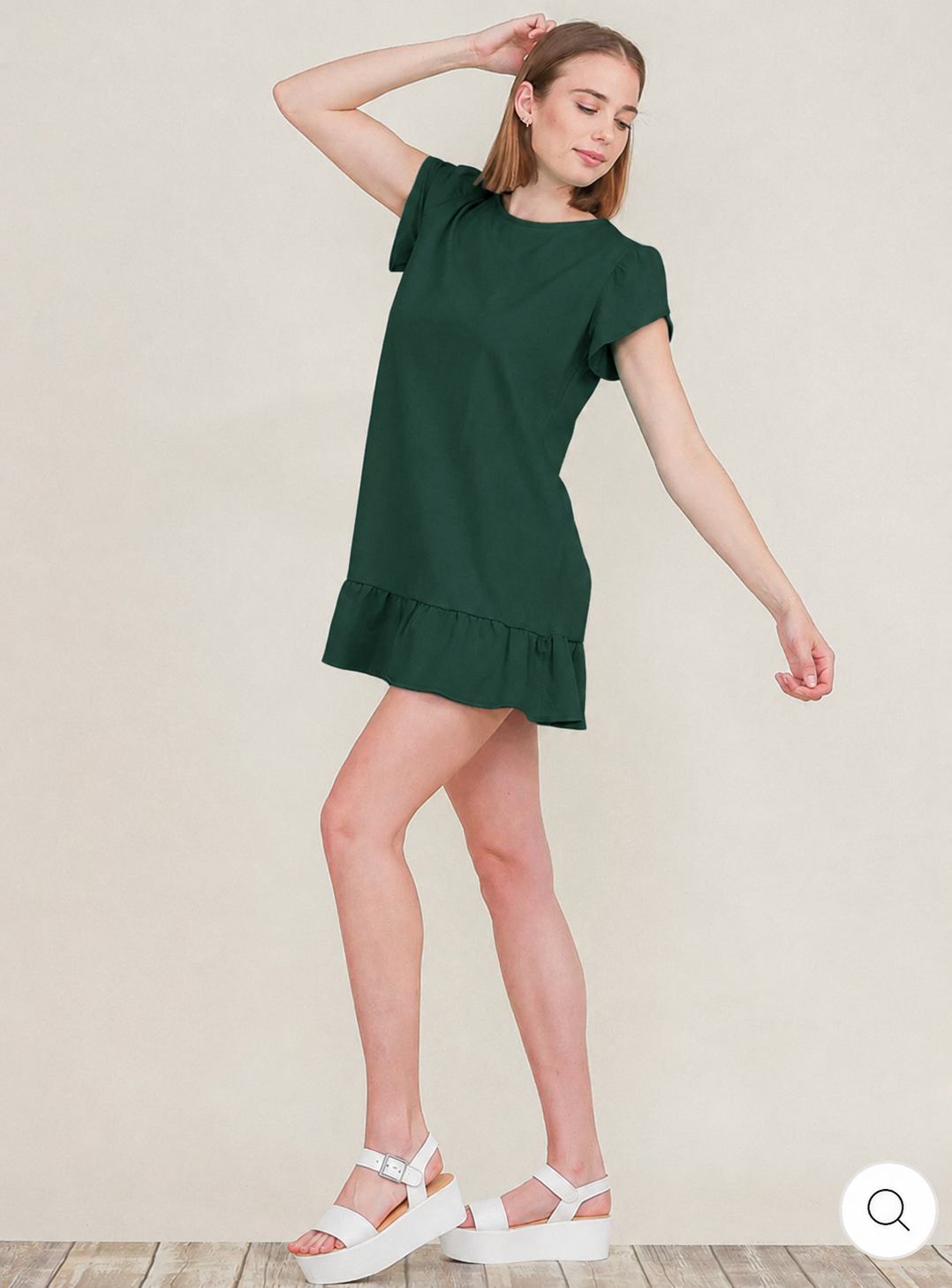 Vestido verde corto túnica de manga corta con detalle de volante en el ruedo