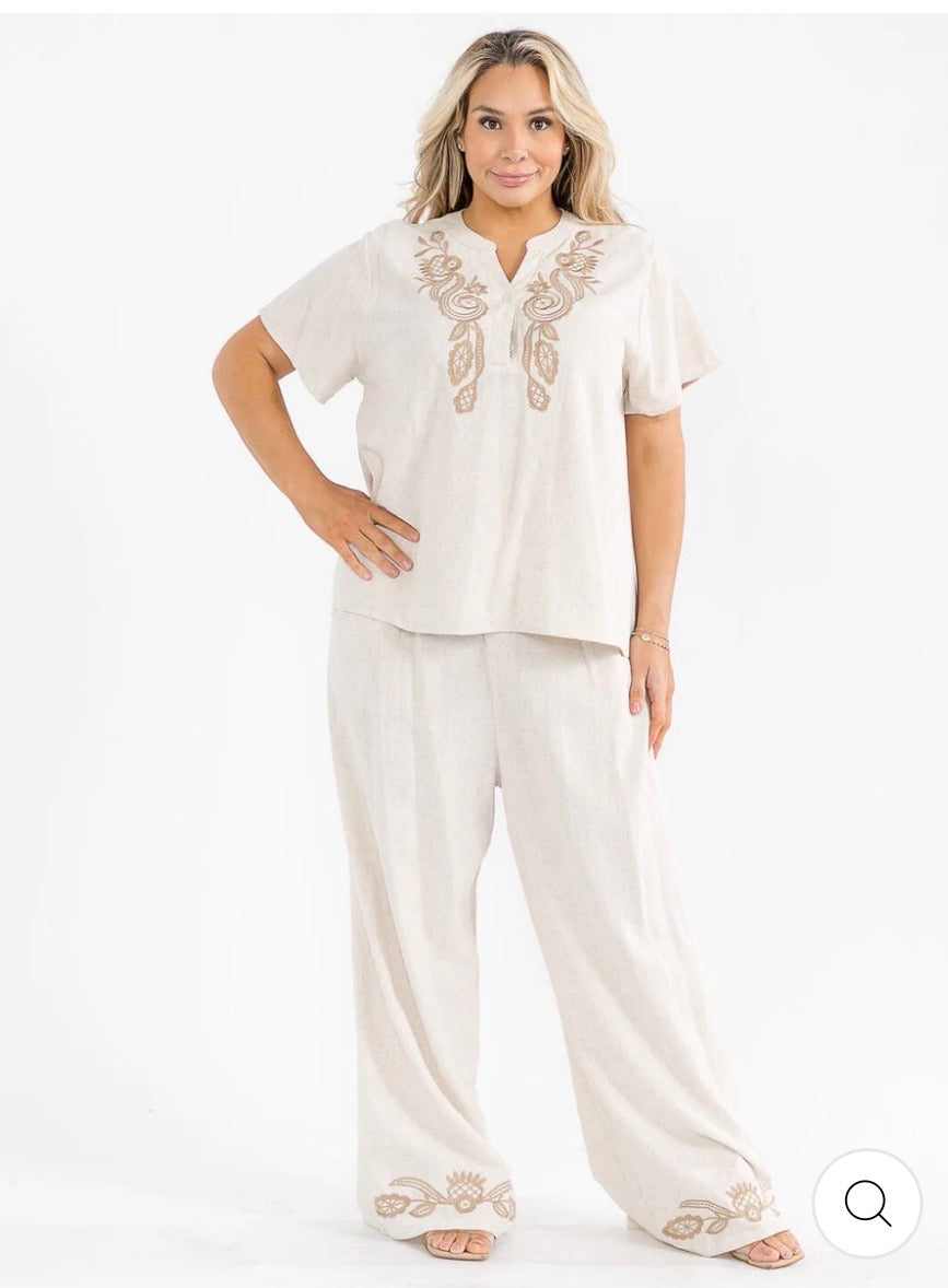 Conjunto beige plus size de 2 piezas de lino con bordado: blusa de manga corta y pantalón con cintura elástica.