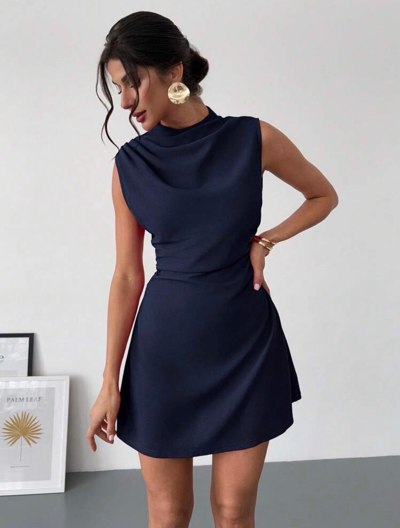 Vestido azul corto plisado elegante