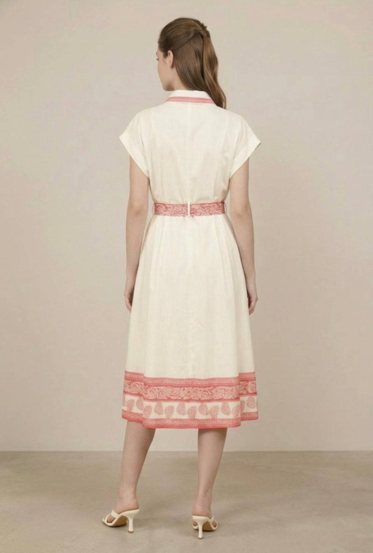 Vestido beige con cinturón rojo