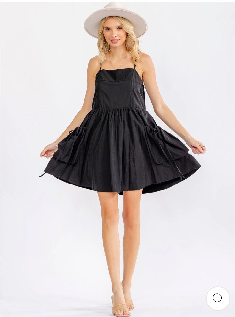 Vestido negro corto con bolsillos