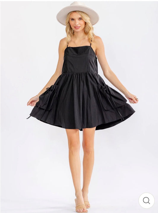 Vestido negro corto con bolsillos