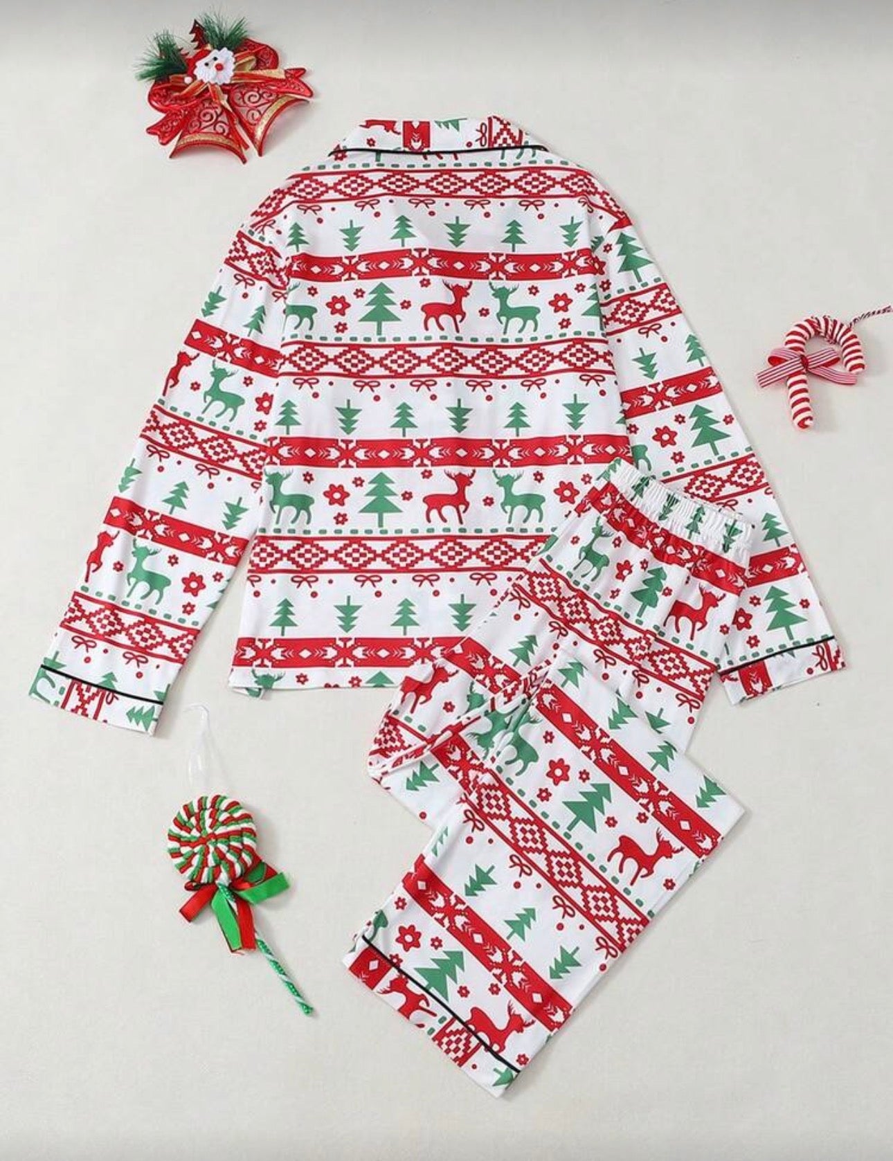 Pijama de Navidad con pinos verdes