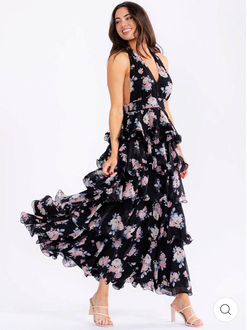 Vestido negro maxi floral halter con volantes, espalda descubierta y falda en capas.
