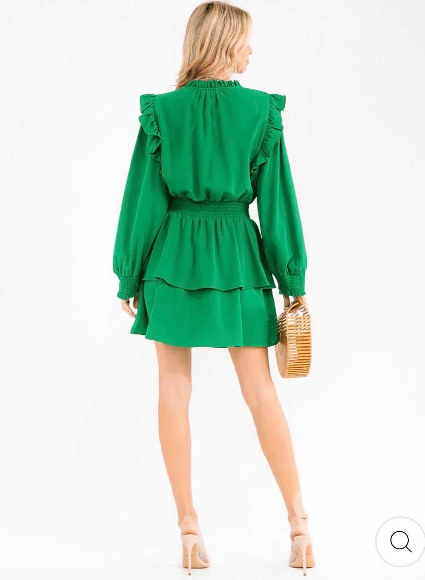 Vestido verde corto para mujer de manga larga con cintura smock, volantes en capas y silueta fit & flare.