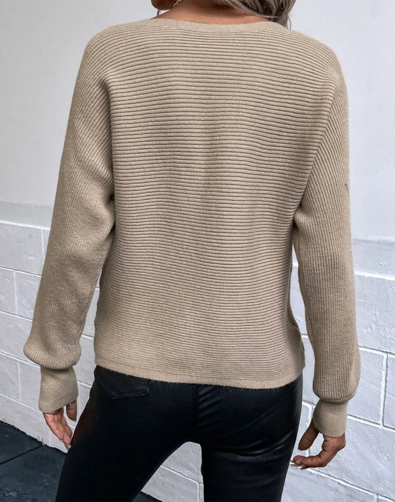 Sueter beige de punto casual con manga tipo murcielago