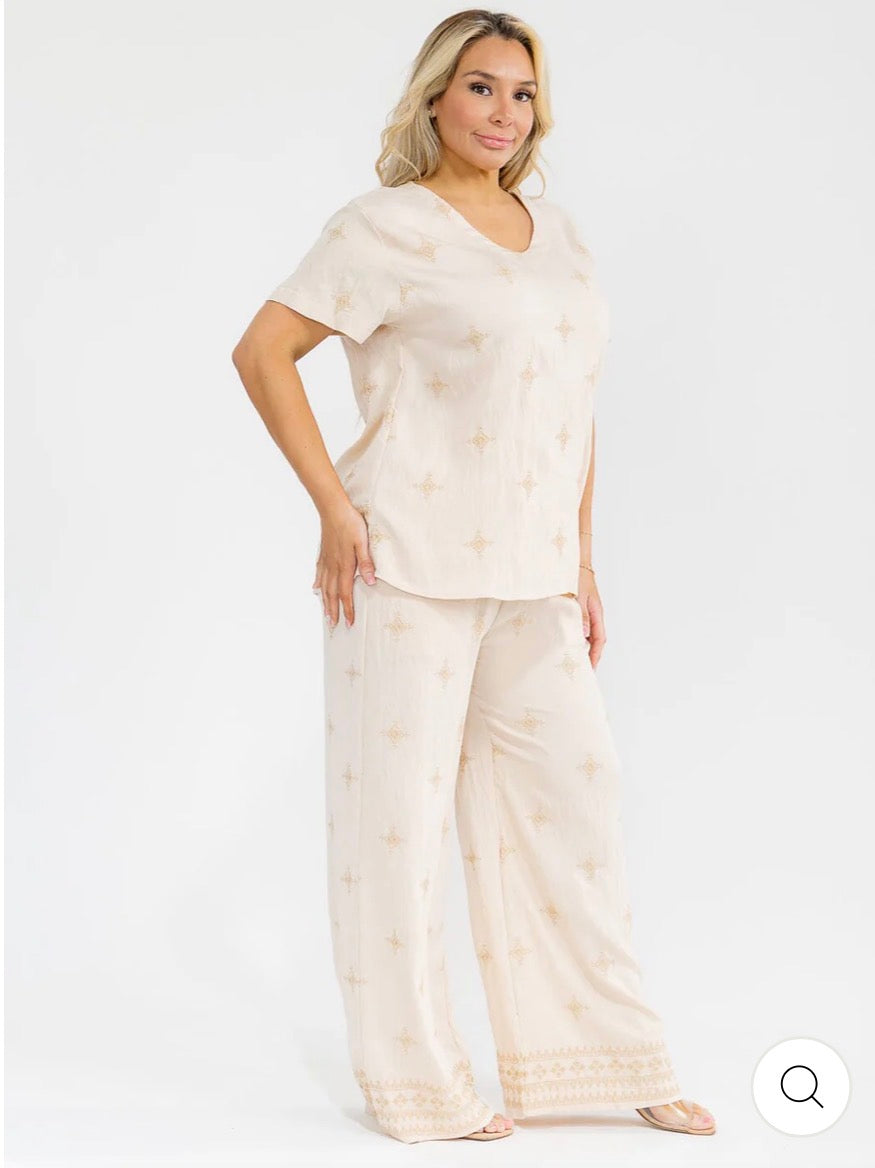 Conjunto beige plus size de 2 piezas con bordado: blusa de manga corta y pantalón con cintura elástica.