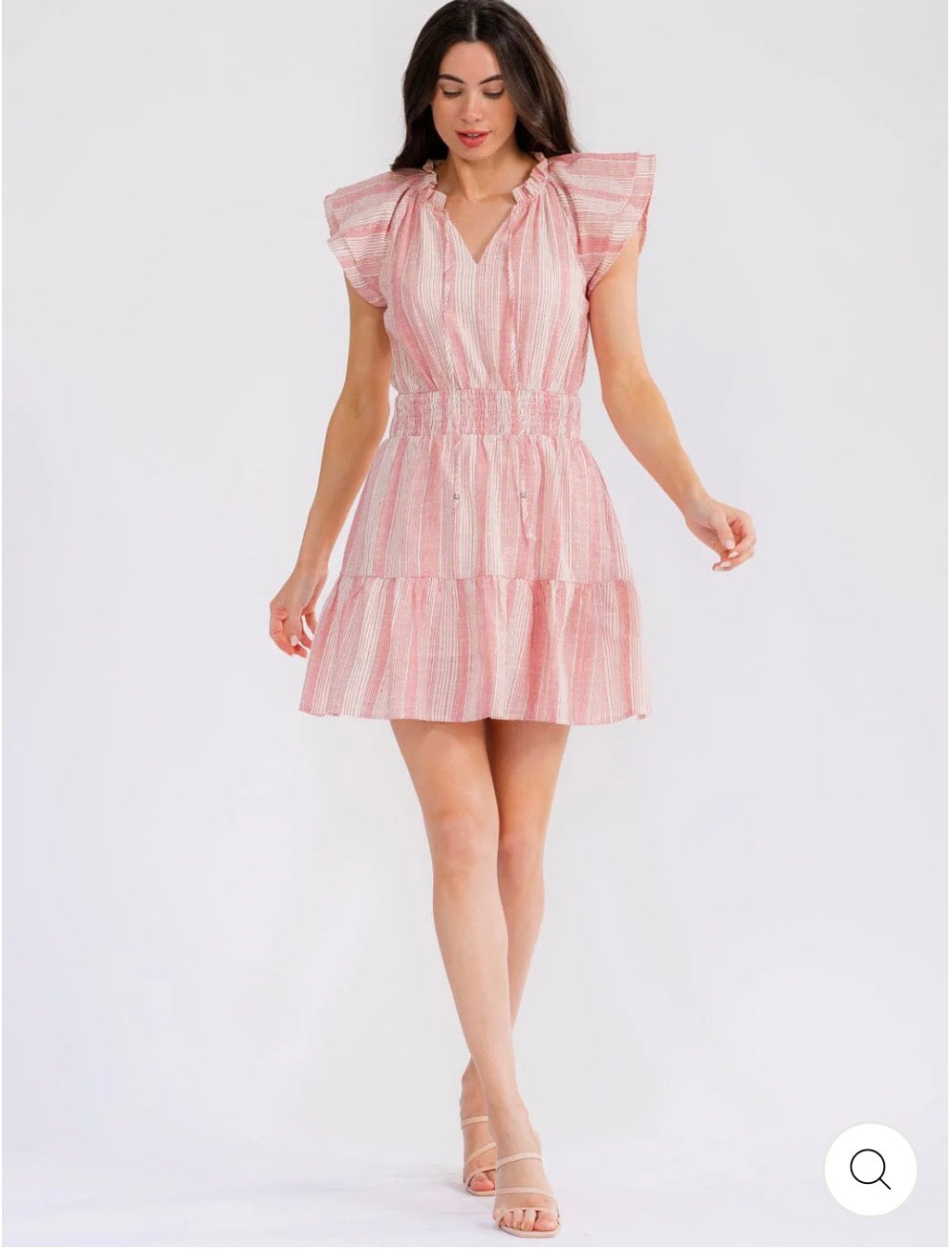 Vestido rosado corto mangas con vuelos cuelllo V