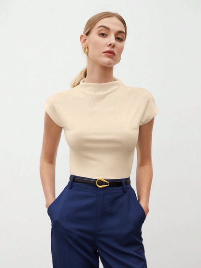 Camisa beige cuello alto
