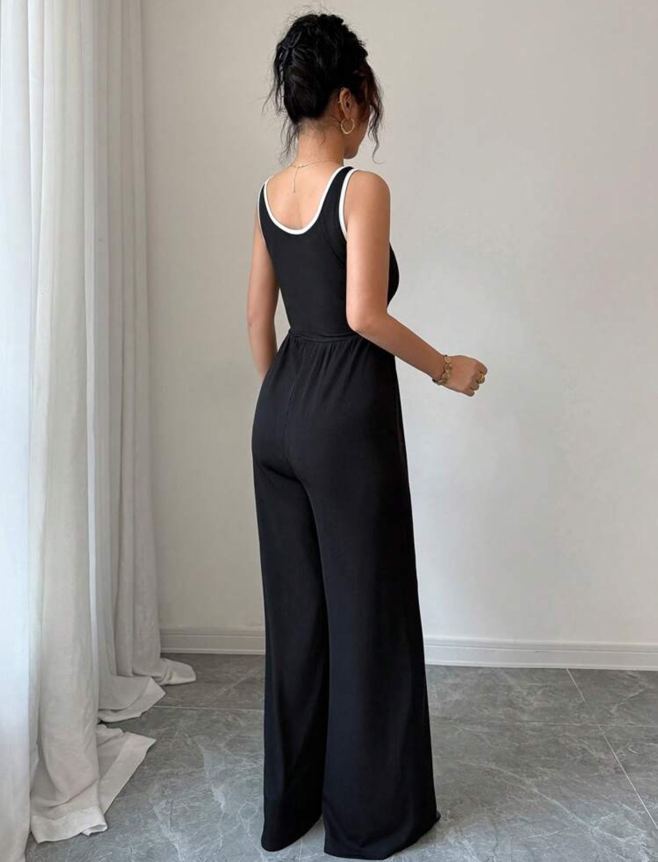 Jumpsuit negro con línea blanca