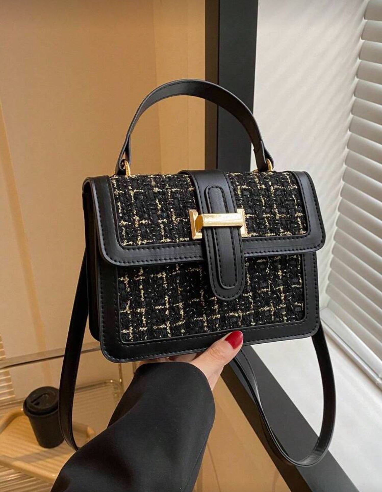 Cartera negra con líneas doradas