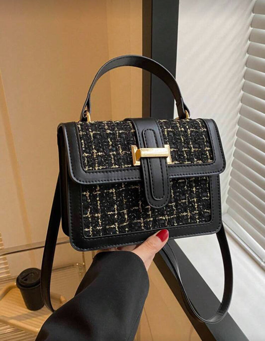 Cartera negra con líneas doradas