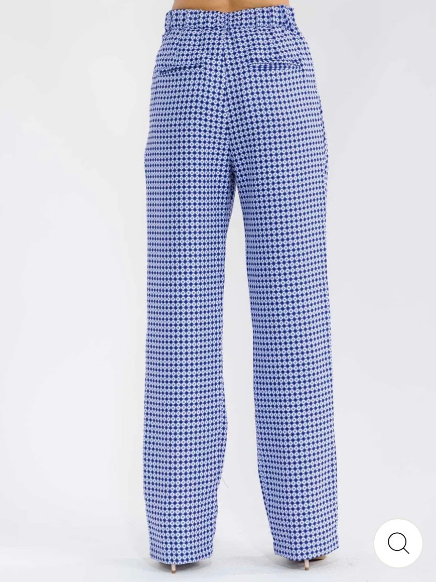 Pantalón azul para mujer con cierre de botones, bolsillos, diseño color block estampado y corte de pierna recta.