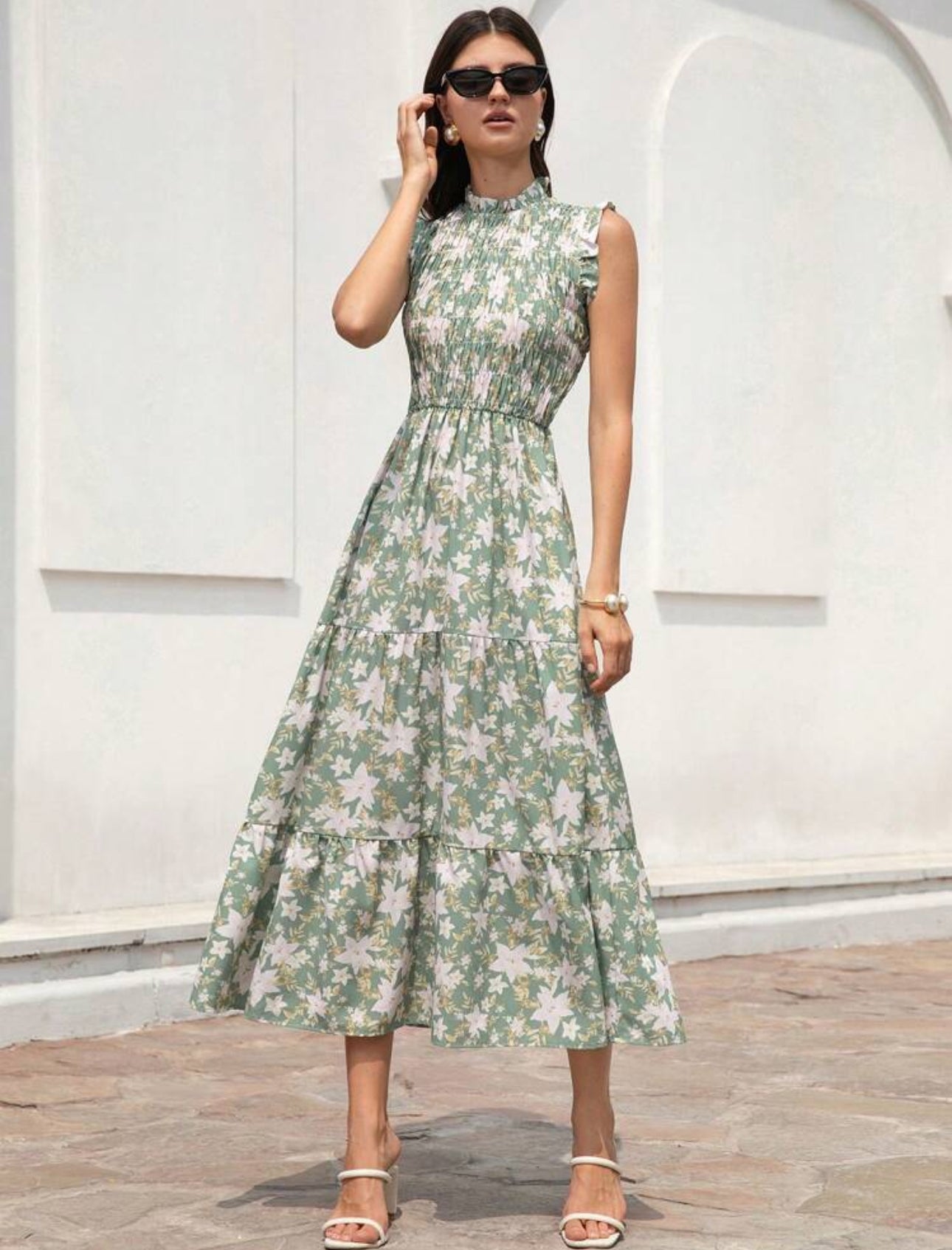 Vestido largo color verde claro con flores beige