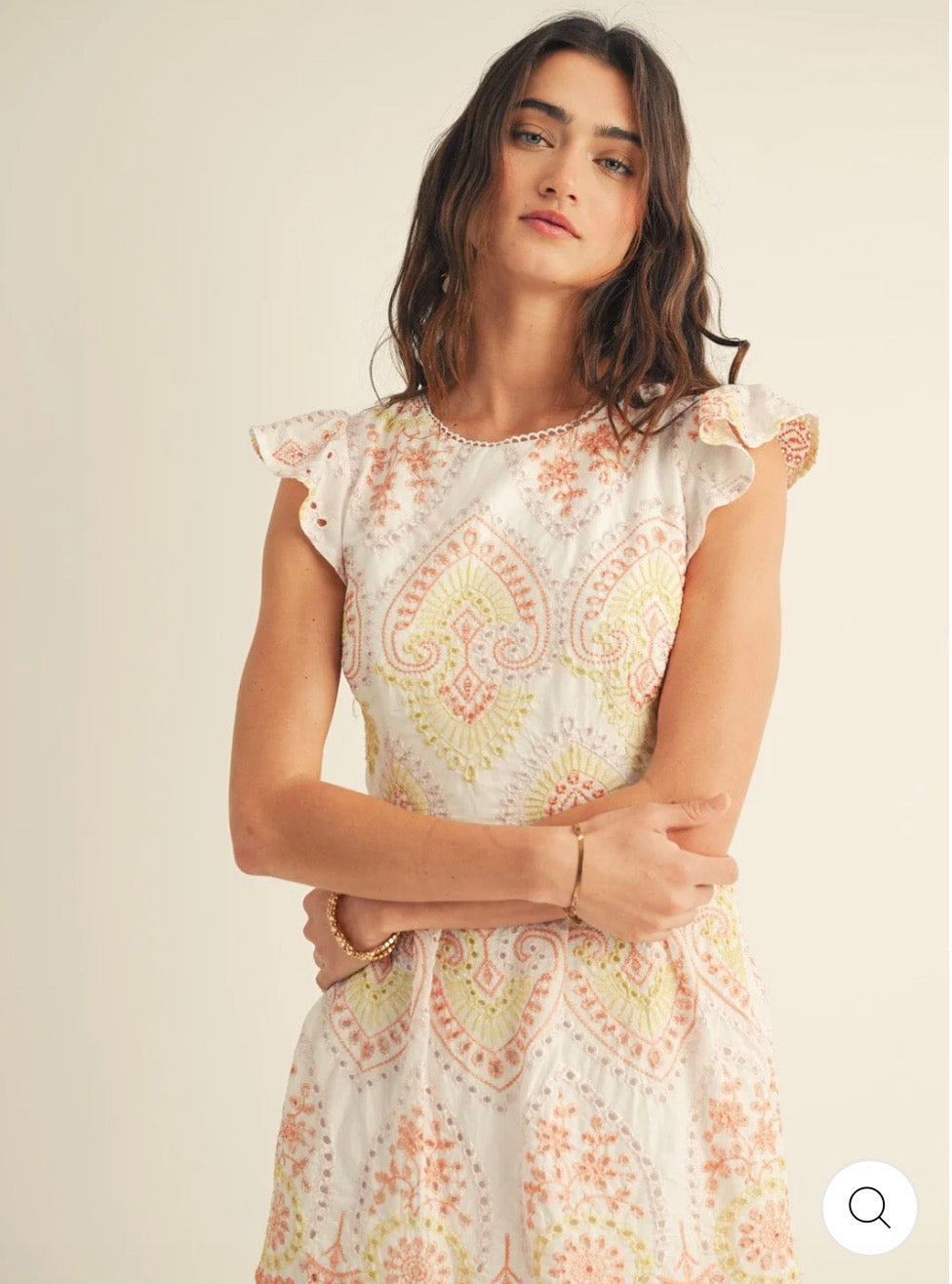 Vestido beige de vuelos espalda abierta