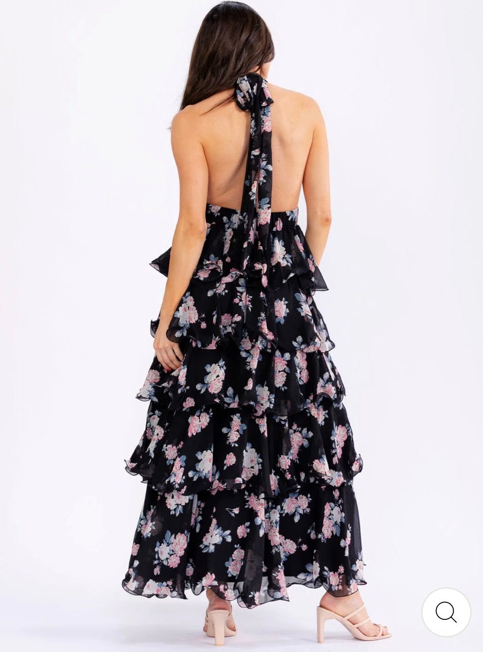 Vestido negro maxi floral halter con volantes, espalda descubierta y falda en capas.