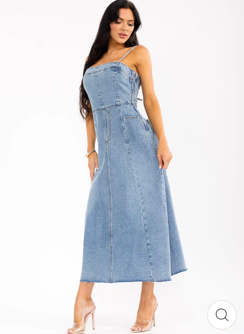 Vestido maxi azul de denim lavado para mujer, sin mangas y con bolsillos frontales.