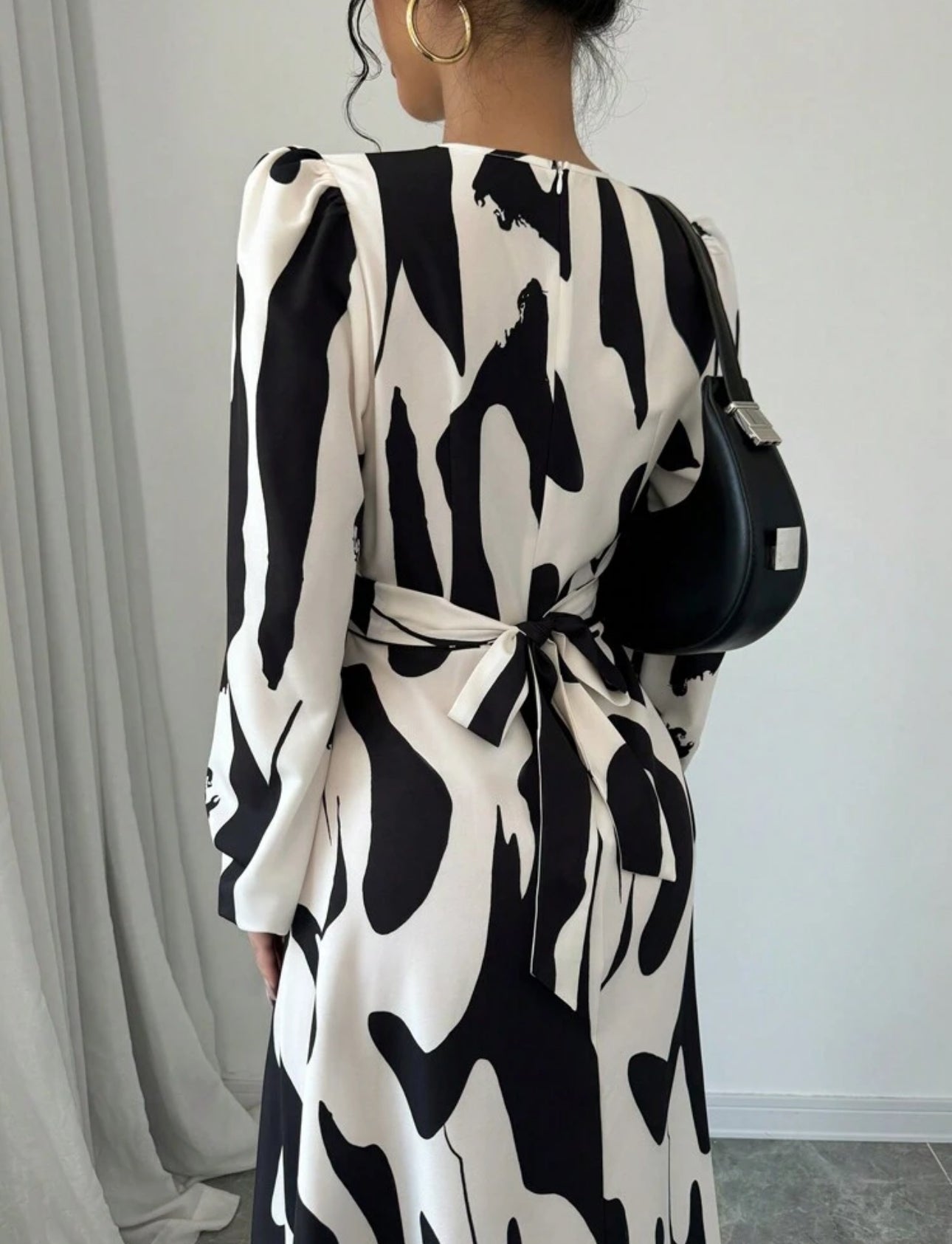 Vestido beige con estampado negro cruzado