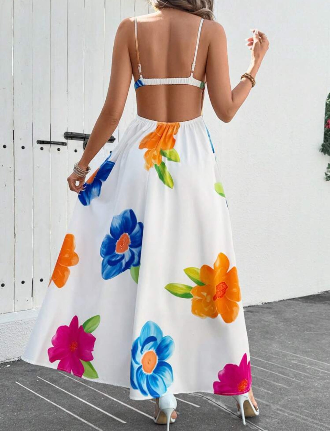 Vestido blanco con tirantes finos y con estampado floreado