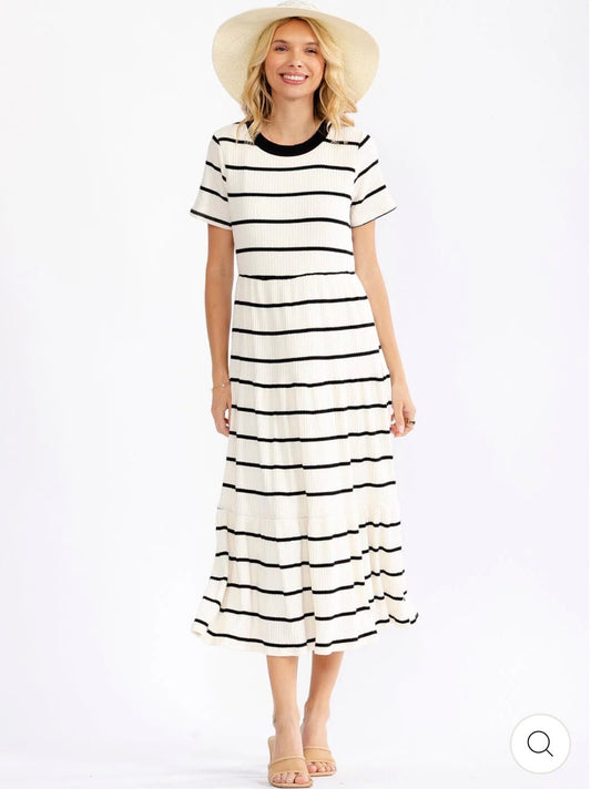 Vestido largo crema rayas negras cuello redondo