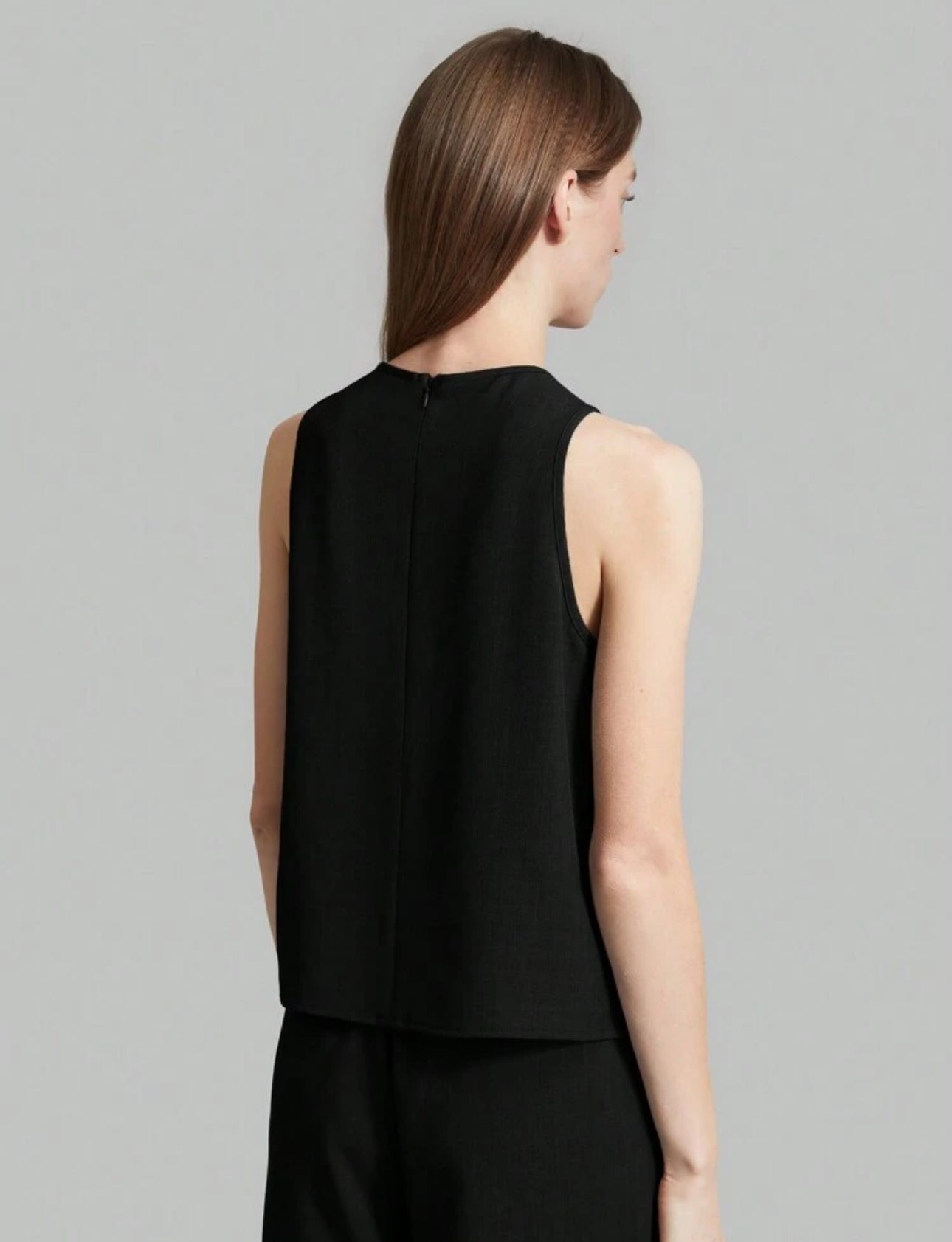 Camisa negra de tirantes con cuello redondo