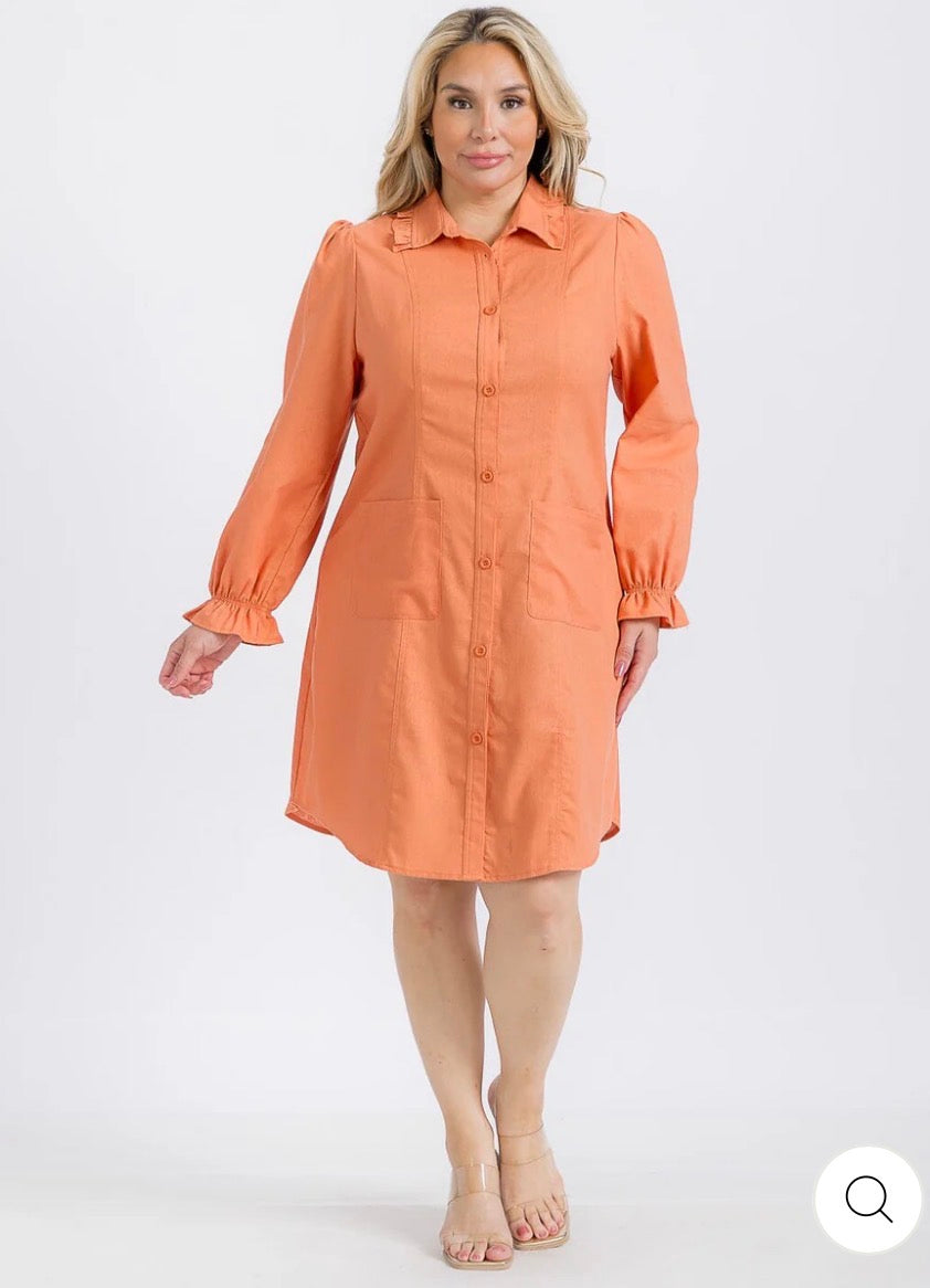 Vestido mini plus size de manga larga con botones al frente y bolsillos.