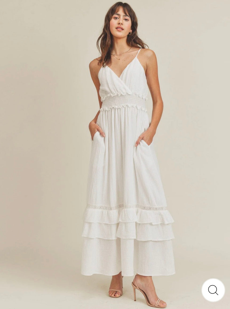 Vestido blanco maxi de tirantes y vuelos con bolsillos