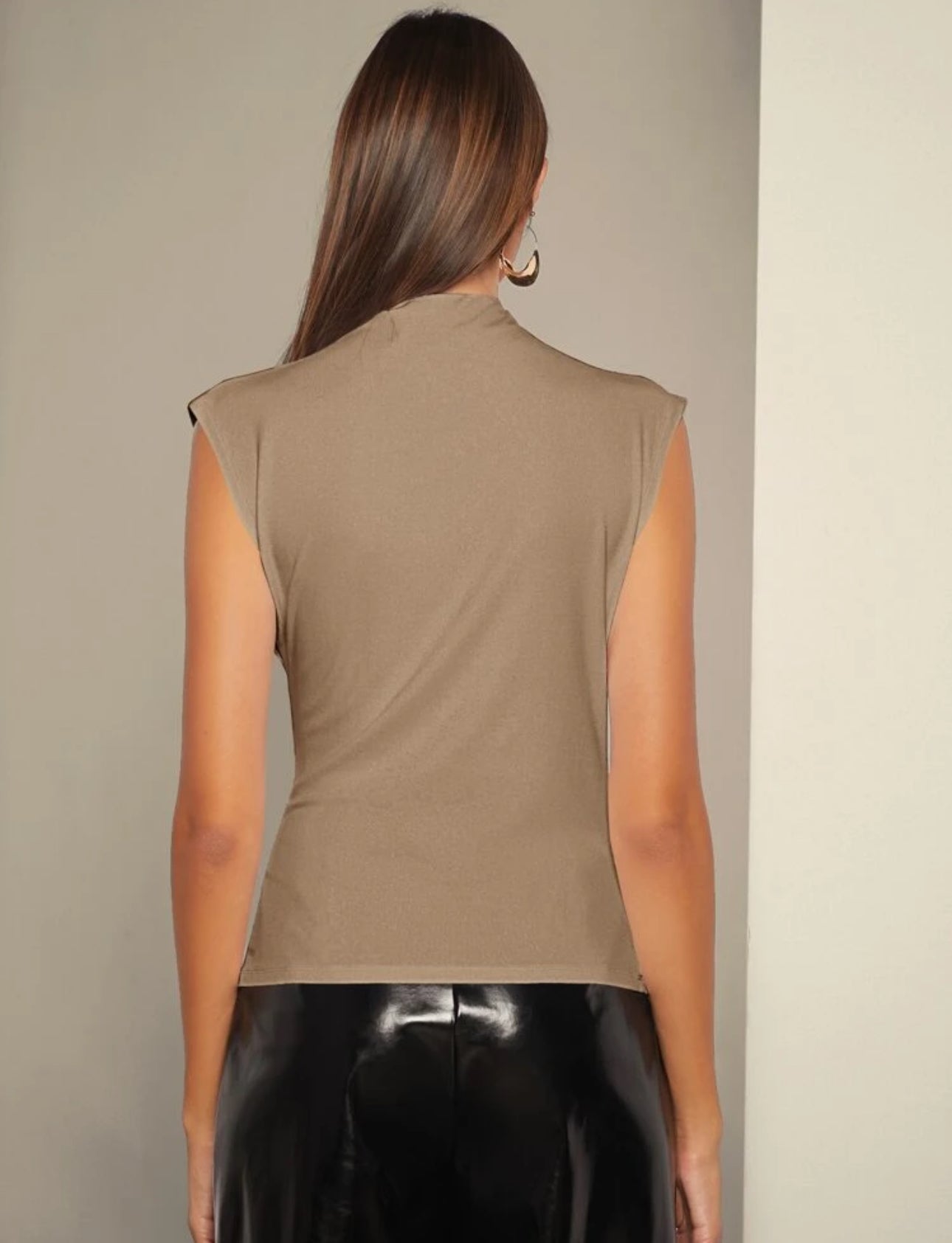 Camisa con fruncido color beige
