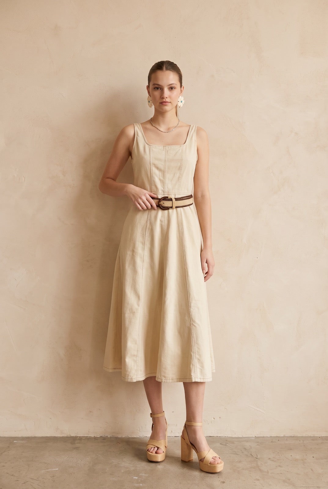 Vestido beige con faja Rubieenn