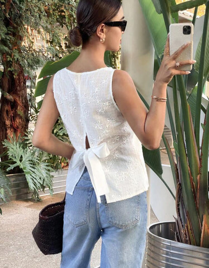Camisa blanca con lazo