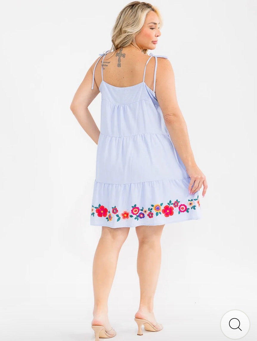 Vestido azul claro plus size sin mangas con rayas y bordado floral.