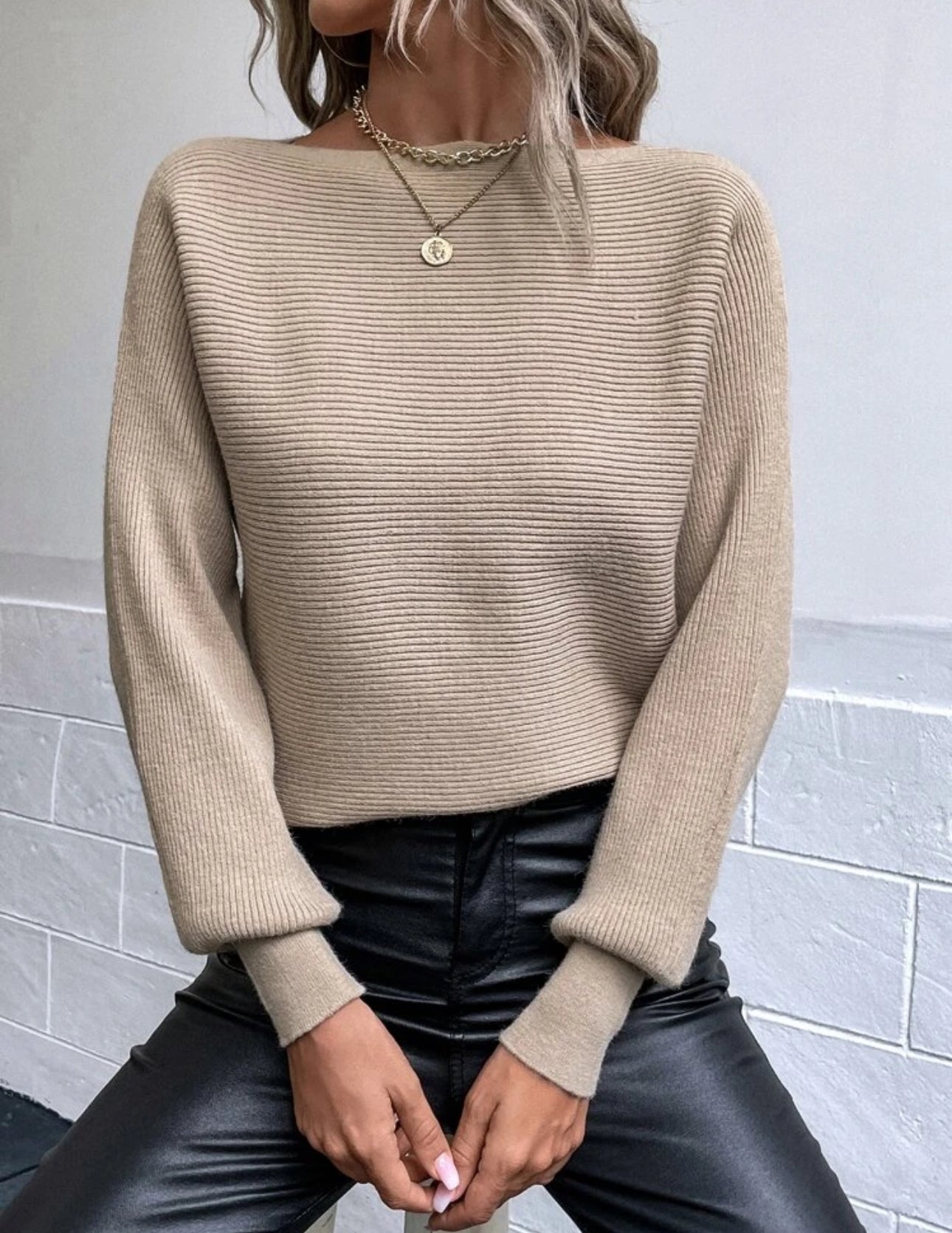 Sueter beige de punto casual con manga tipo murcielago