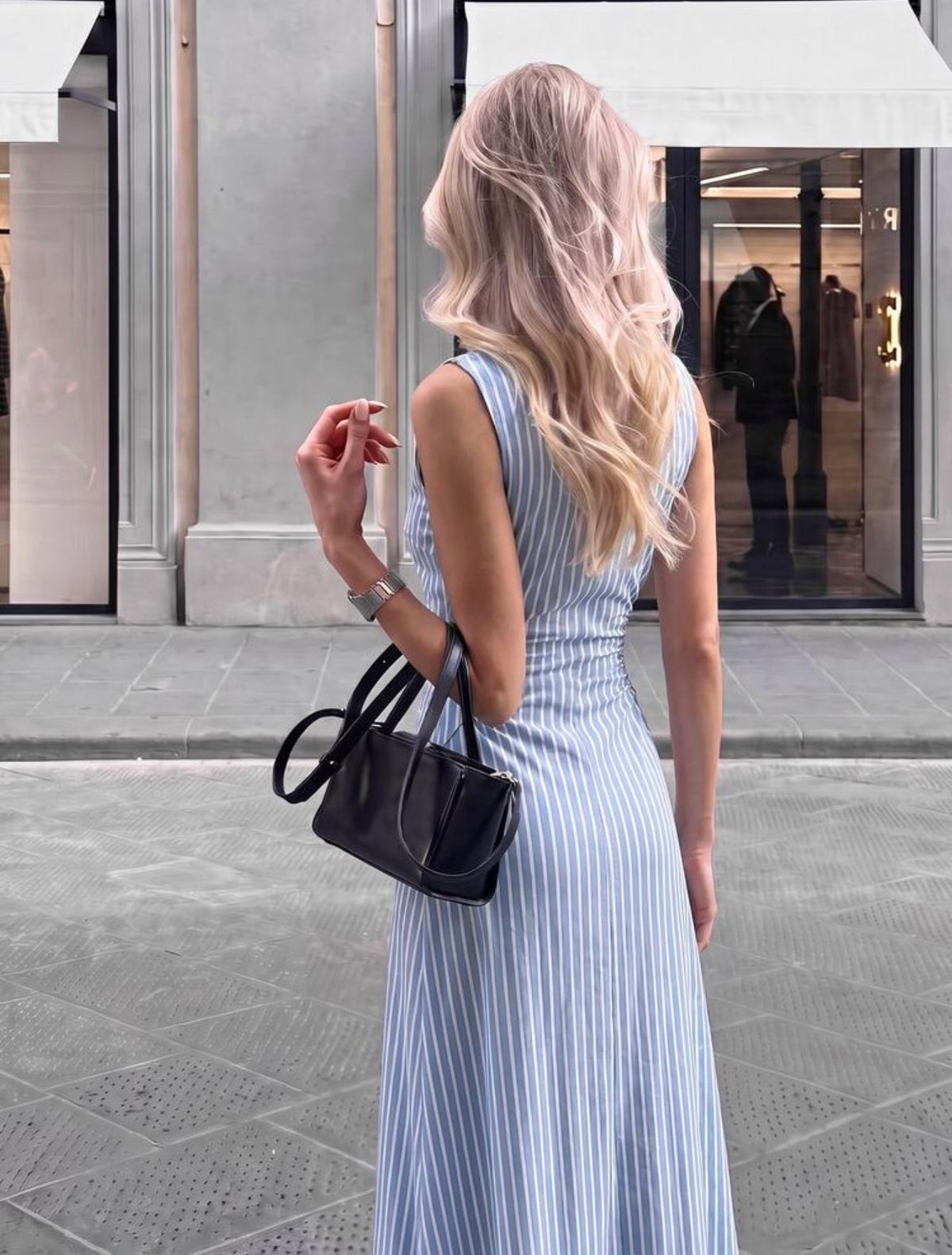 Vestido azul celeste con rayas blancas