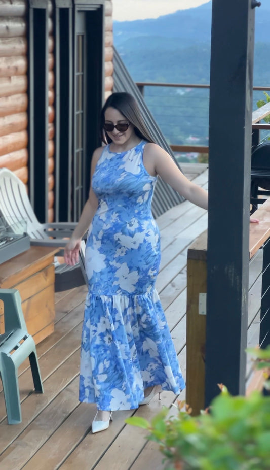 Vestido azul y blanco floral ajustado con volantes