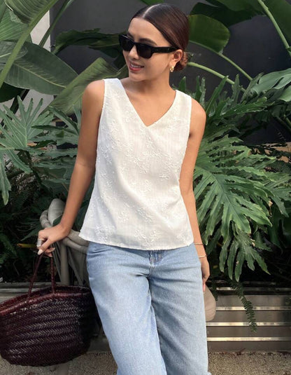 Camisa blanca con lazo