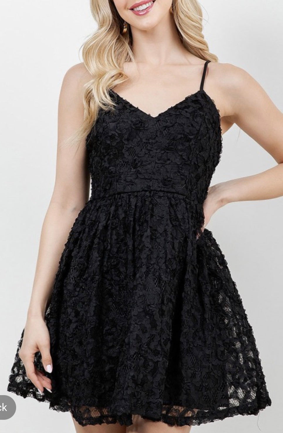 Vestido negro corto de tirantes