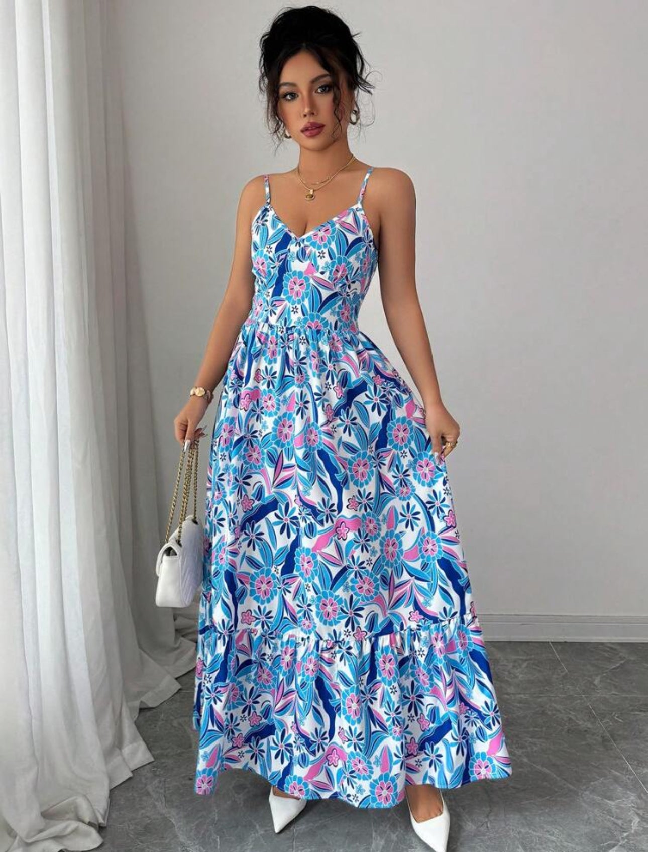 Vestido largo azul claro con estampado rosado