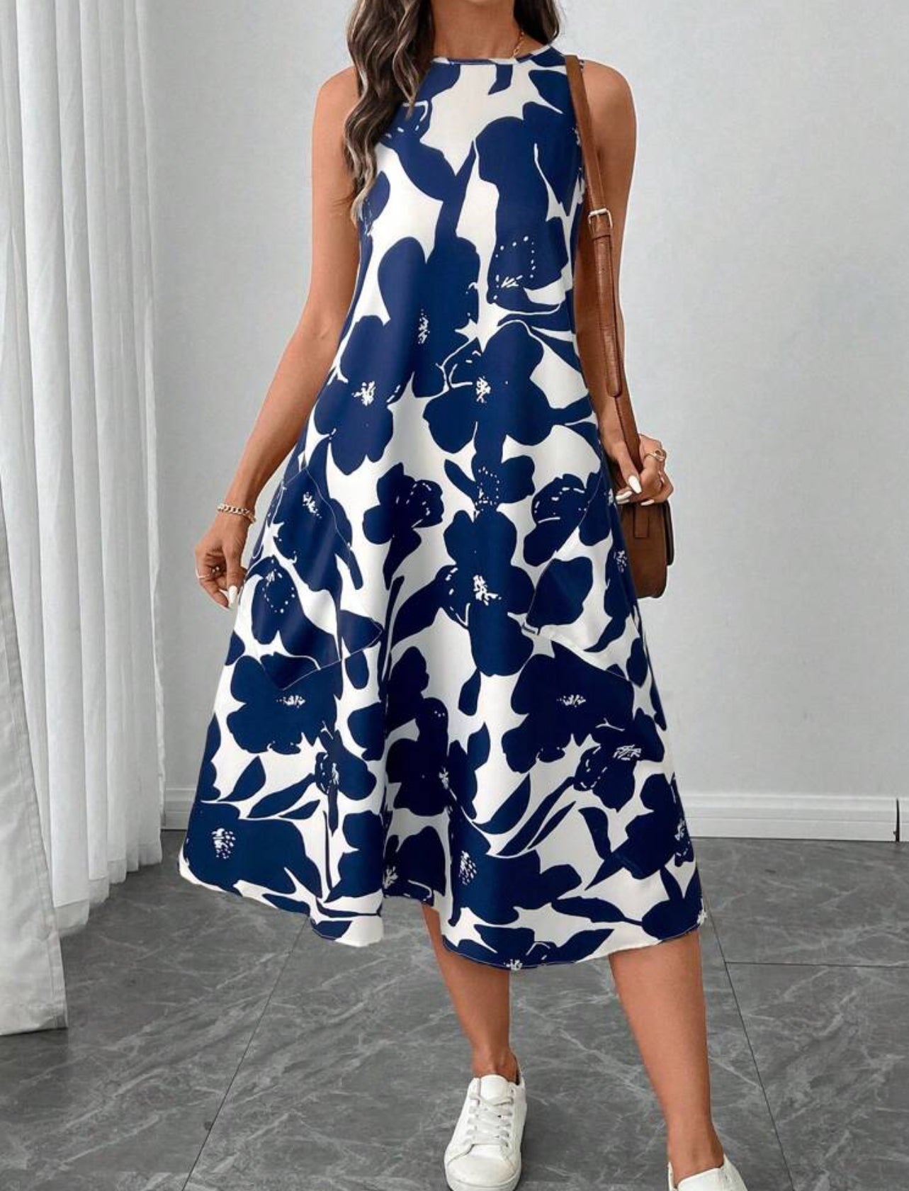 Vestido blanco y azul estilo midi linea A con estampado floral