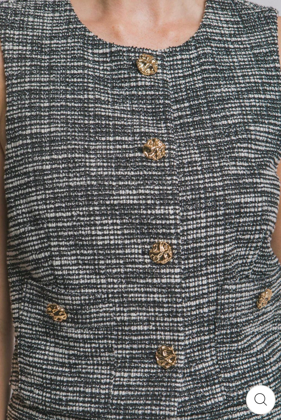 Blazer blanco y negro sin mangas botones dorados