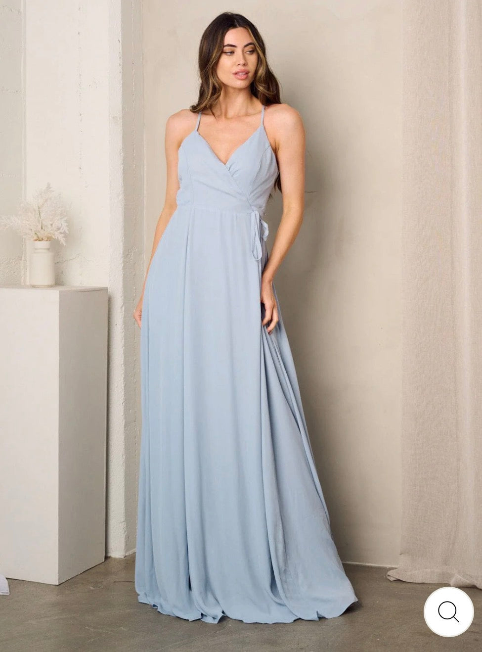 Vestido azul claro de tirantes elegante