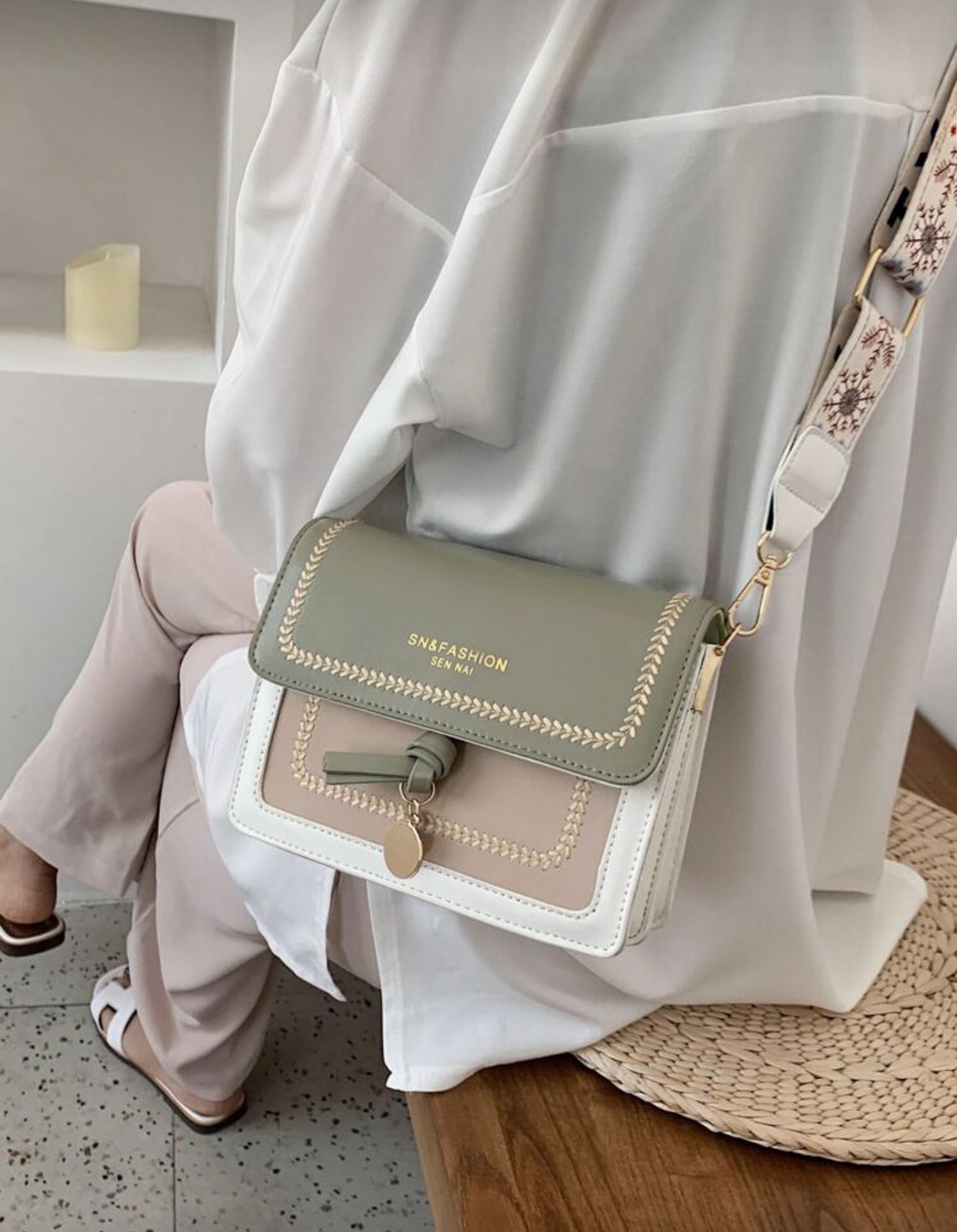 Cartera verde olivo, blanca y café clara