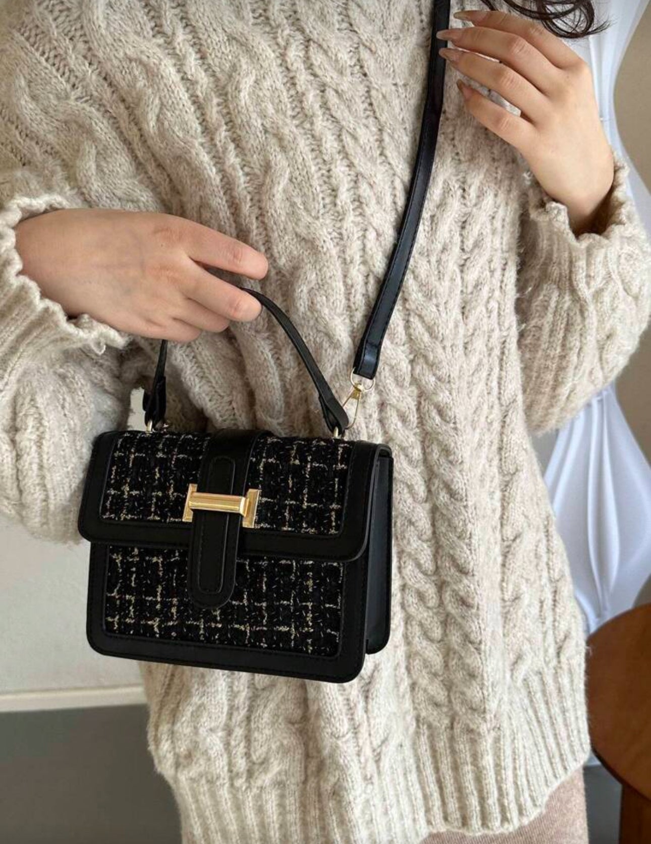 Cartera negra con líneas doradas