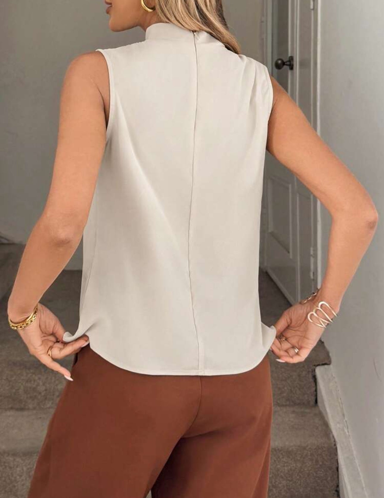 Camisa beige con fruncido