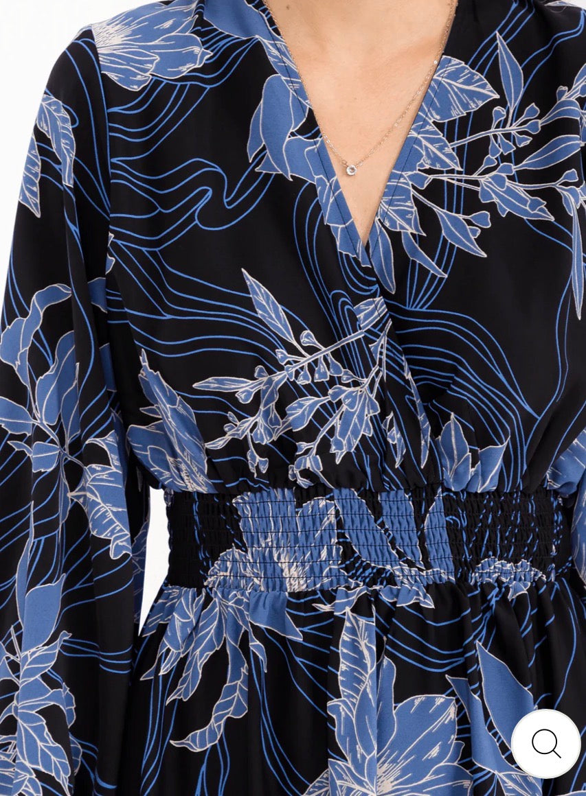 Vestido azul maxi para mujer de manga larga con escote en V, cintura smock y estampado floral.