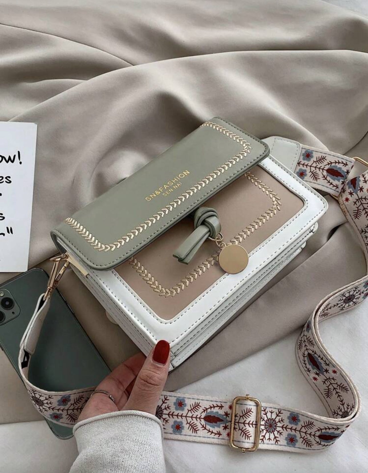 Cartera verde olivo, blanca y café clara