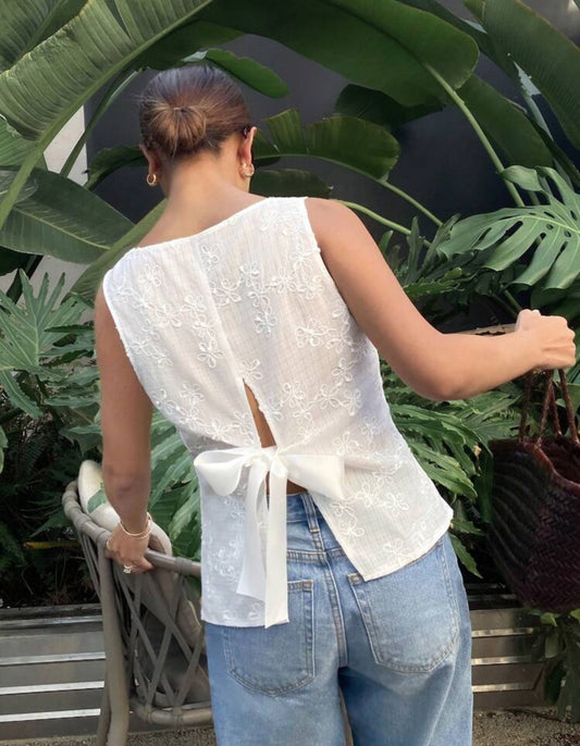 Camisa blanca con lazo