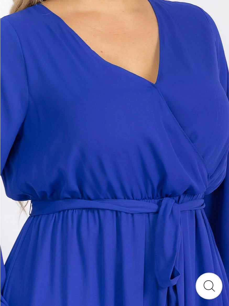 Vestido azul maxi tipo gown plus size de manga larga con escote cruzado (surplice) y lazo ajustable.